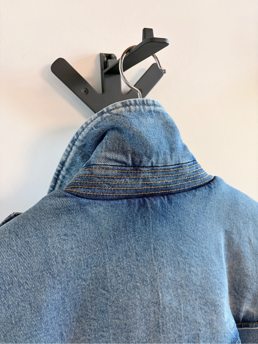Good American Belted and Cropped Denim Jacket - Picture 5 of 6